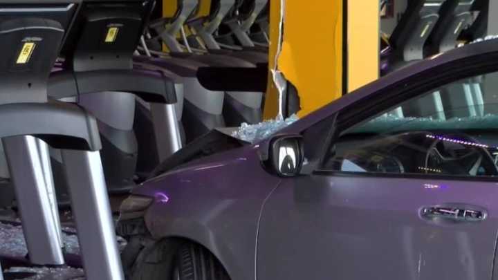 Menor Confunde Pedales y se Impacta Contra Gimnasio en San Nicolás, Nuevo León