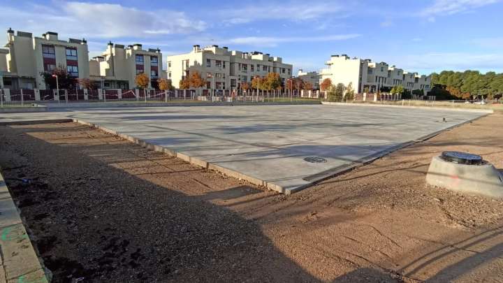 Denuncian que las obras de la pista deportiva del colegio Valdespartera III de Zaragoza llevan tres meses paradas