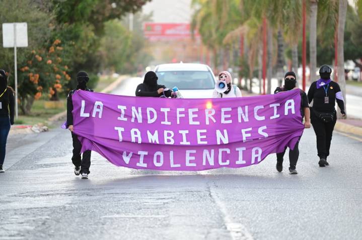 Marchan por la no violencia contra las mujeres en La Laguna de Durango