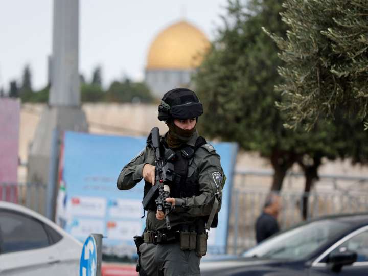 Security forces evacuating people from ‘Tzur Misgavi’ in Gush Etz