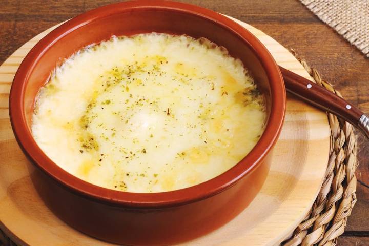 Fue a una parrilla, encontró una hormiga en la provoleta, se quejó con la moza y le destrozaron el auto