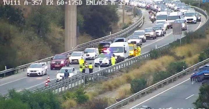 Siete kilómetros de retenciones en la A-357 por un accidente con varios heridos cerca del Parque Tecnológico