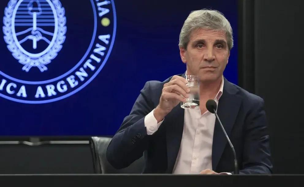 Caputo anunció que podría haber modificaciones en el régimen de bandas cambiarias