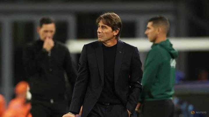 Napoli's top spot under threat as chasing pack close in