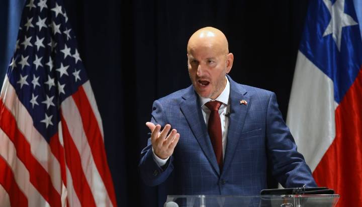 Embajador de EE.UU en Chile dice estar "decepcionado" tras críticas de Boric a Trump y recalca que esto "daña al pueblo chileno"