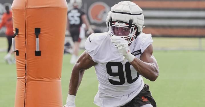 Browns trading DE Joe Tryon-Shoyinka to Bears