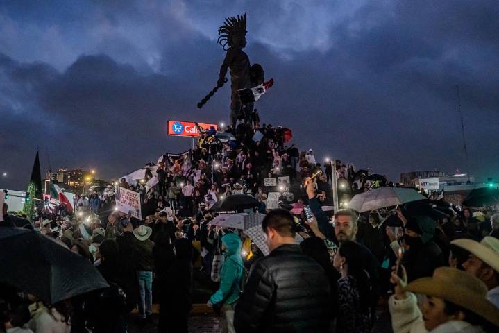 Marcha nacional reúne a cientos en Tijuana; con consignas, sombreros y caballos exigen justicia y paz