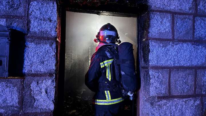 Un incendio destruye una vivienda en Bustarviejo (Madrid)