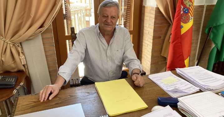 Los vecinos de Vélez-Rubio y Carboneras, en las antípodas: unos llevan 9 años sin pagar más impuestos y otros reciben un 'sablazo'