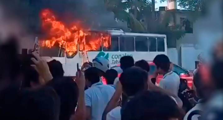 Alumnos queman camión en Conalep de Tabasco en protesta por falta de pago de becas (VIDEO)