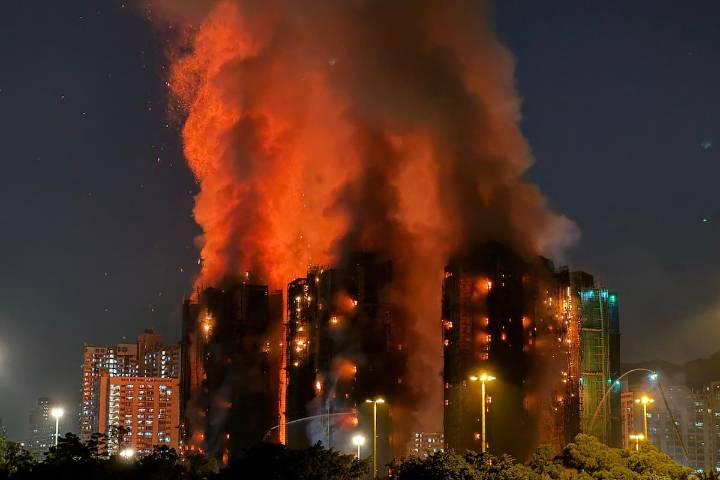 Hong Kong: gran incendio destruye complejo residencial, personas permanecen atrapadas