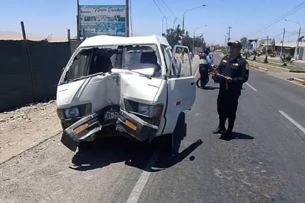 CONDUCTOR SE SALVA DE MORIR AL ESTRELLARSE CONTRA POSTE EN VÍA DE TACNA A PACHÍA
