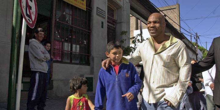 “Venimos de lugares parecidos”: la intimidad del encuentro entre Maradona y Tyson, y la visita del boxeador al barrio de La Boca