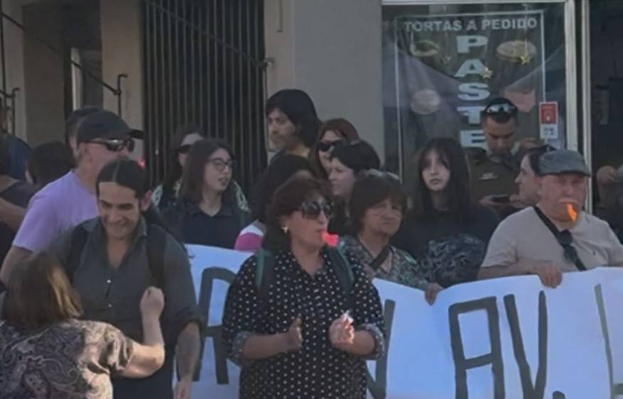 Vecinos de La Cisterna se movilizan contra estacionamientos en Gran Avenida