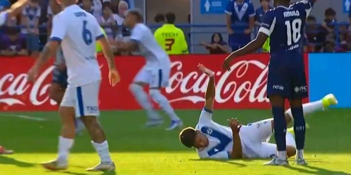 La grave lesión en la cara que sufrió una figura de Vélez tras chocar con un rival en la derrota contra Talleres