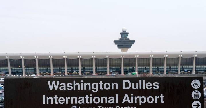 18 people sent to the hospital after mobile lounge crashes at Washington D.C.