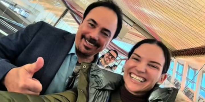 Natalia Jiménez vivió un momento fan y persiguió a Hugo Sánchez en el aeropuerto: “Ayúdenme a encontrarlo”