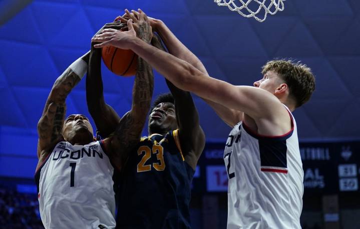 Deadspin | Despite injuries, No. 4 UConn blows past New Haven