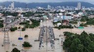 Tailandia manda su portaaviones al sur para auxiliar a las víctimas de las inundaciones