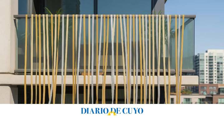 Para qué muchos colocan cintas doradas y plateadas en los balcones