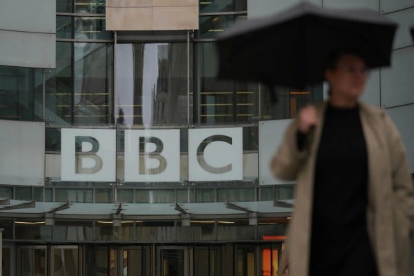 Trump amenaza con demandar a la BBC por mil millones de dólares tras documental del 6 de enero