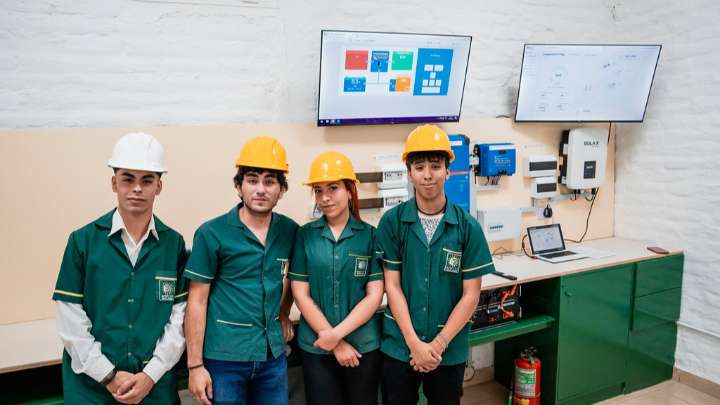 Una escuela sanjuanina genera su propia energía con una planta operada por alumnos