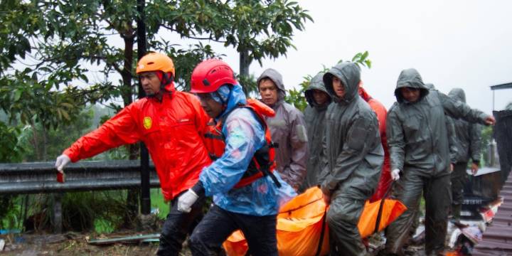Inundaciones y deslizamientos de tierra en Indonesia: al menos 69 personas murieron y 59 permanecen desaparecidas tras