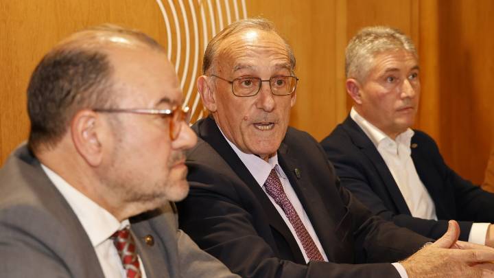 El rector de Vigo revela ahora que sigue preparando un plan para implantar Medicina «como plan B»