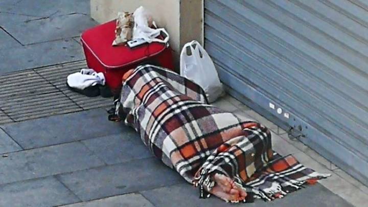 Manuel duerme en la calle en Alicante desde hace semanas: "En la plaza es mejor; no molestas ni te miran mal, como en los cajeros"