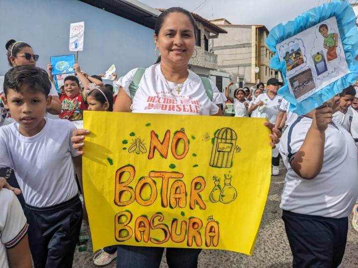 Caminata por botadero de basura que afecta a profesores y alumnos en San Antonio