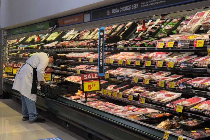 Trump ordena investigar empacadoras de carne por “manipulación de precios” en EE.UU.