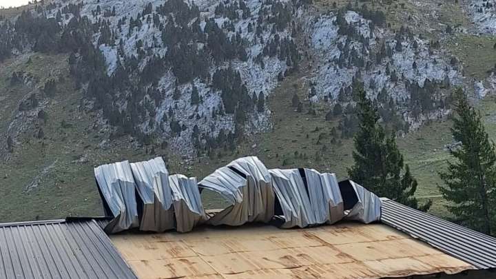 Vientos huracanados de más de 130 Km/h levantan tejados en el Pirineo aragonés