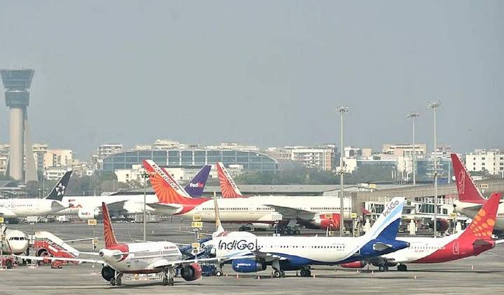 US to cut flight operations by 10% as shutdown hits air travel