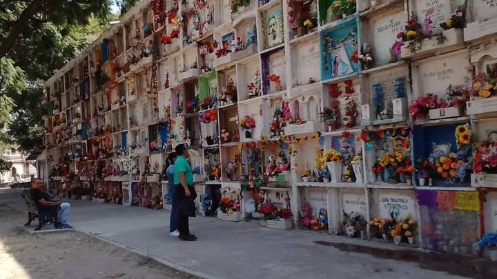 Leoneses visitan a sus seres queridos en este Día de Muertos