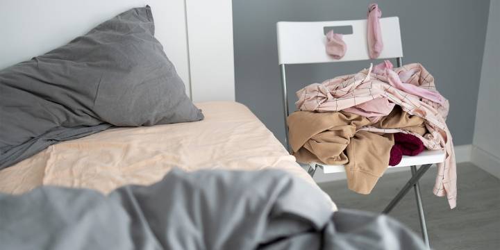 Qué significa tener una silla llena de ropa, según la psicología
