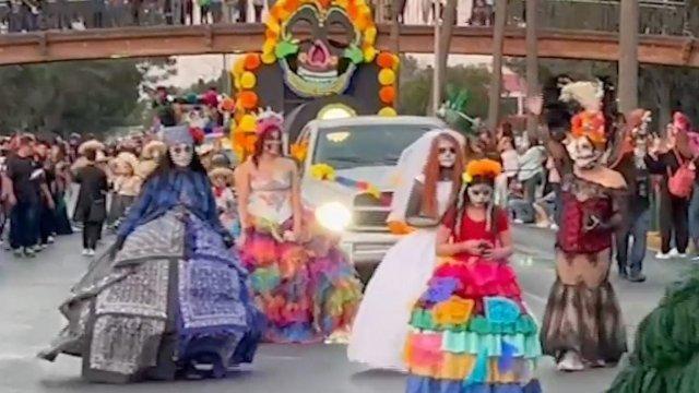 ¡La Llorona está de fiesta! Disfrutan saltillenses desfile Xantolum por calles de la ciudad