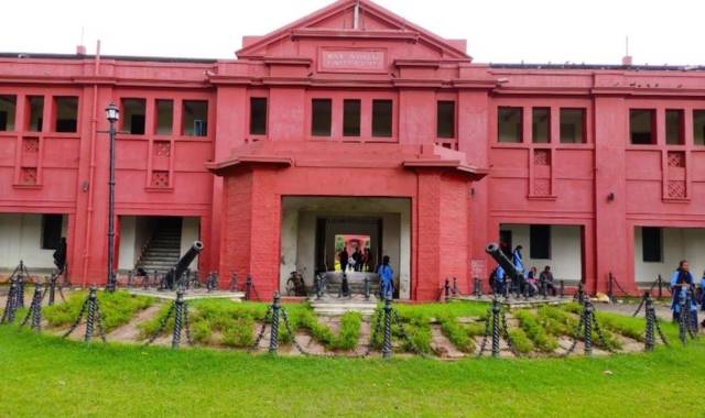 Ravenshaw University Students Hold Street Classes Over Unsafe Rooms