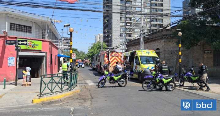 Evacúan edificio en La Cisterna por incendio en departamento: cuatro personas intoxicadas