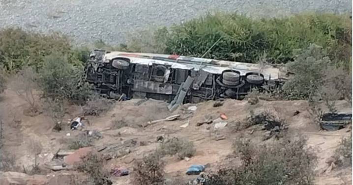 Tragedia en Perú: 37 muertos tras caída de un bus por un abismo en Arequipa