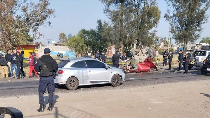 Vuelca auto en la Lechería