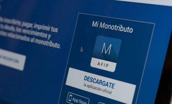 El Gobierno evalúa eliminar el monotributo y ajustar el piso de Ganancias
