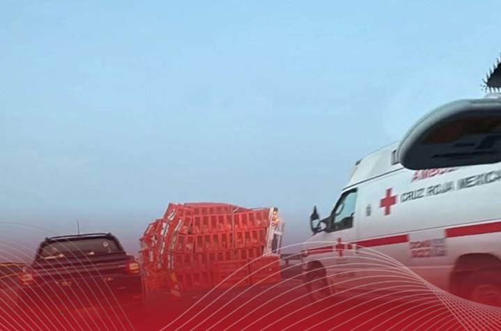 Vuelca camión con pollos en el Libramiento Lerma