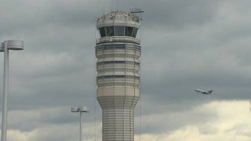 Air traffic controllers who worked during shutdown to get bonus: FAA