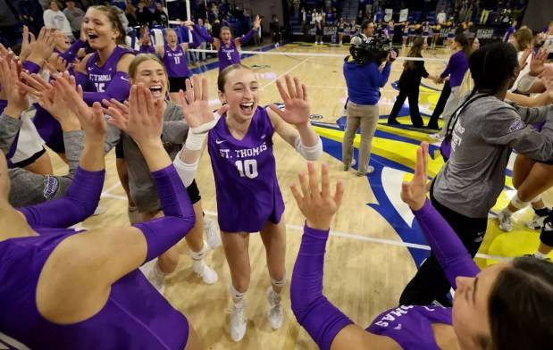 Women’s Volleyball: St. Thomas wins Summit League title to punch ticket to D