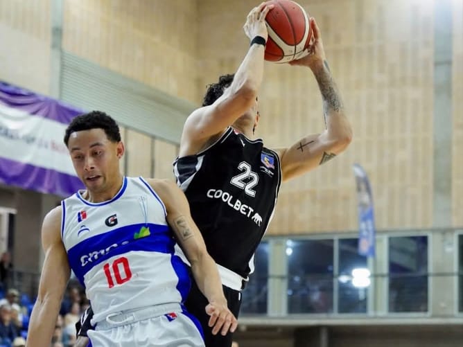 “Lobo” Mérida y Colo-Colo barrieron a Universidad Católica en el inicio del playoff en Chile