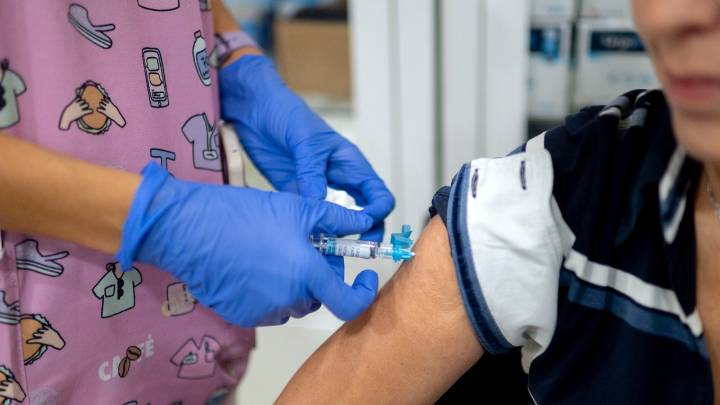 Madrid llama a vacunarse de la gripe tras superar el umbral epidémico