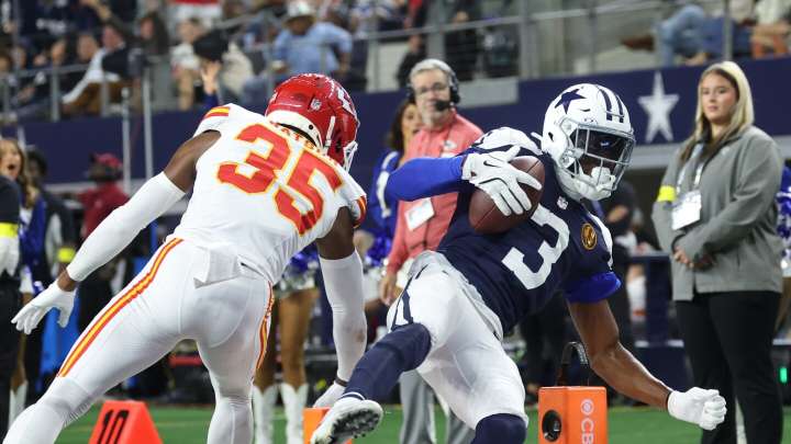 George Pickens on sun at Cowboys' stadium: Curtains would help, that's up to Jerry Jones