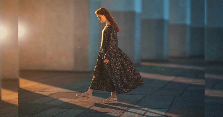 Por qué algunas personas caminan mirando al suelo y qué dice eso de su estado emocional, según la psicología