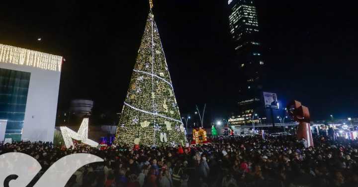 Luces, música y magia navideña llegan a CCU BUAP