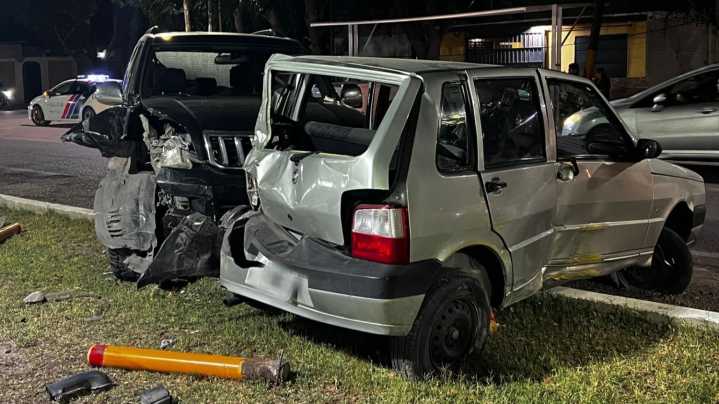 Una camioneta chocó un Fiat Uno y causó destrozos en el paseo peatonal